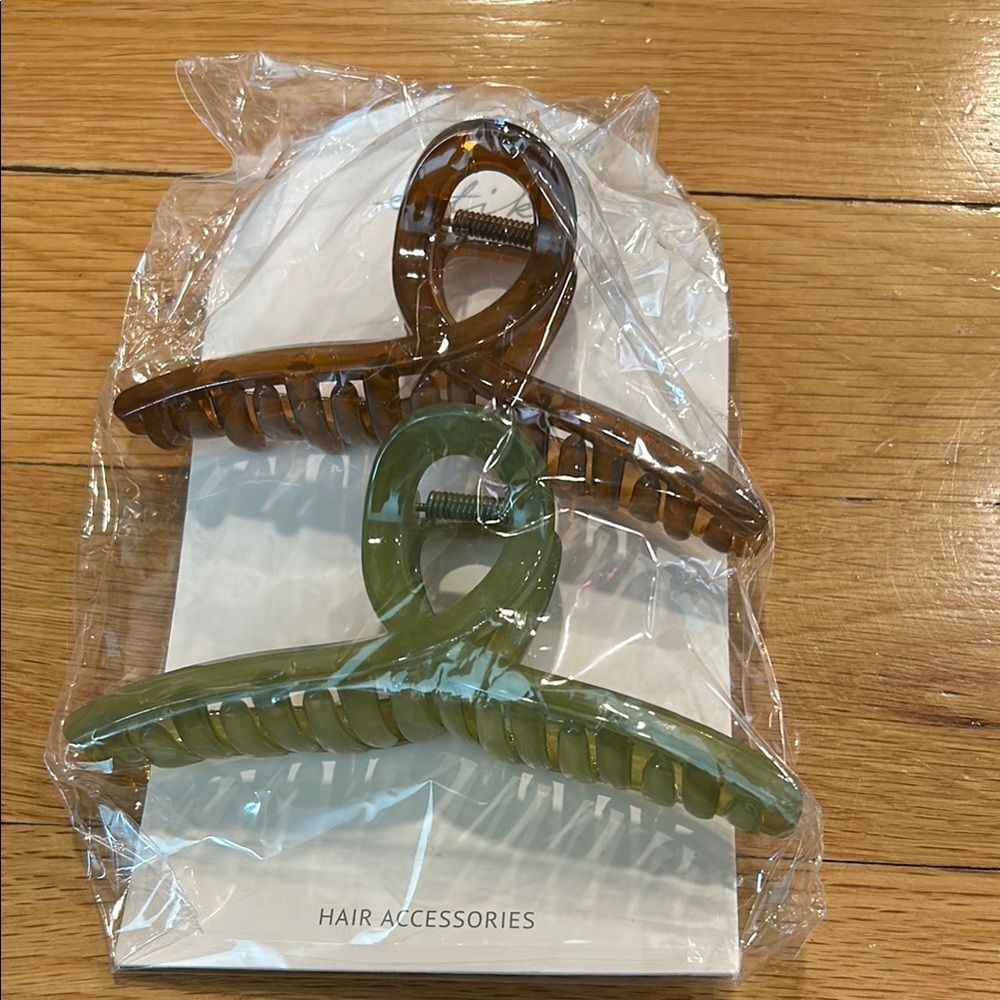Ettika (2) claw clips new with tag